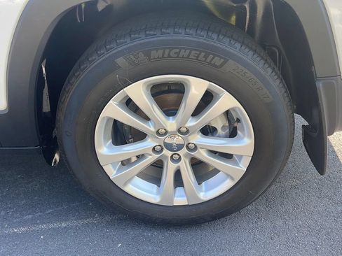 Used 2015 Jeep Cherokee Sport FWD image 24