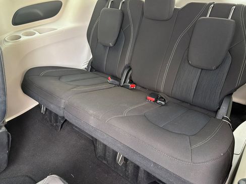 Used 2023 Chrysler Voyager LX image 15