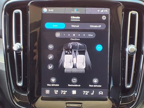 Certified 2023 Volvo XC40 B5 Plus AWD/4WD image 17