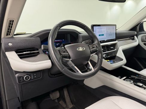 Used 2025 Ford Explorer Platinum w/ Ultimate Package AWD/4WD image 16