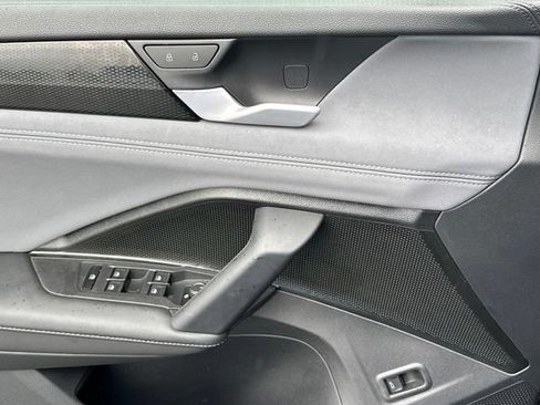 Certified 2025 Volkswagen Tiguan SE R-Line AWD/4WD image 19