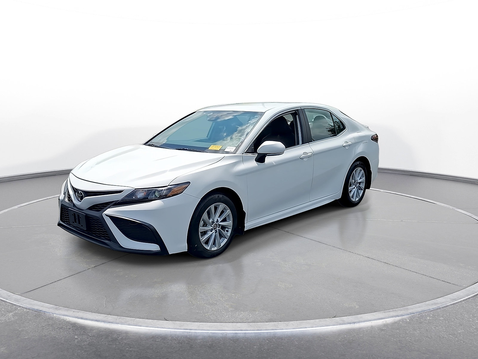 Used 2024 Toyota Camry SE FWD image 4