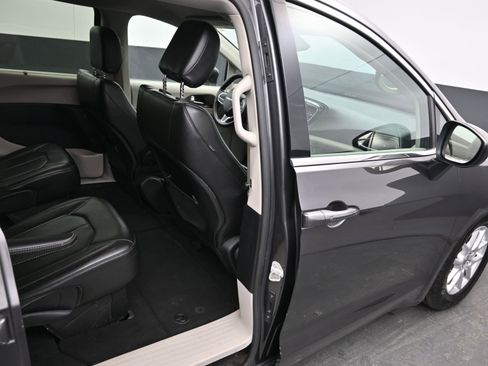 Used 2021 Chrysler Voyager Lxi image 12