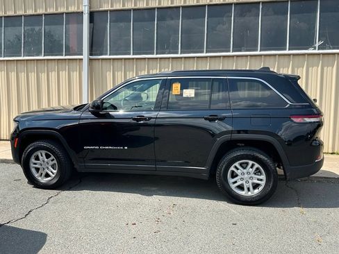 Used 2024 Jeep Grand Cherokee Laredo AWD/4WD image 3