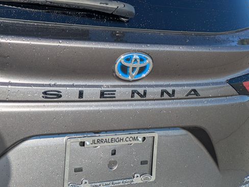 Used 2022 Toyota Sienna XSE image 33