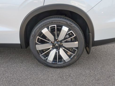 New 2025 Mitsubishi Outlander AWD image 17