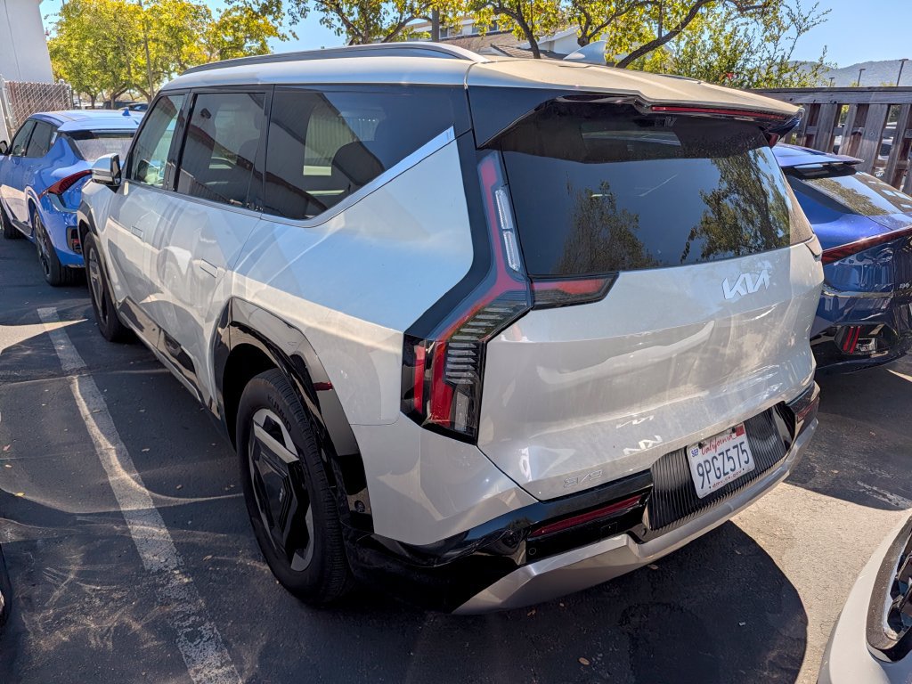Used 2024 Kia EV9 Land AWD/4WD image 2