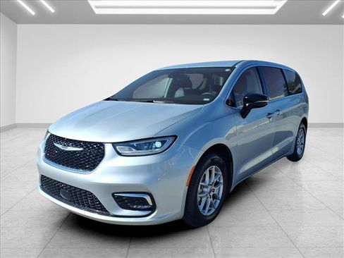 Used 2024 Chrysler Pacifica Touring-L FWD image 5
