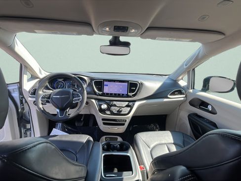Used 2024 Chrysler Pacifica Touring-L FWD image 25
