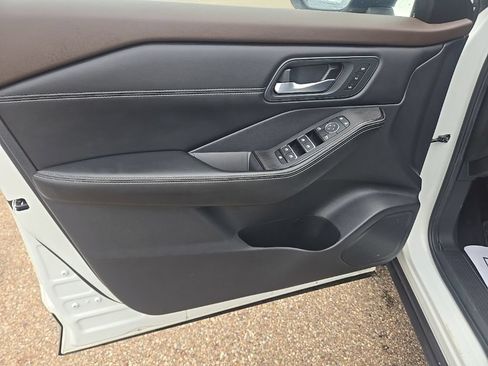 Used 2023 Nissan Rogue SL AWD/4WD image 11