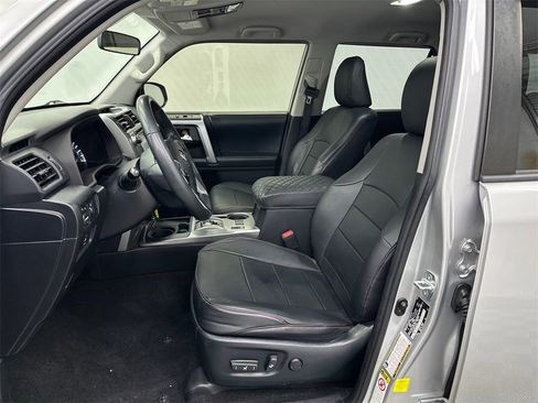 Used 2018 Toyota 4Runner SR5 Premium image 9