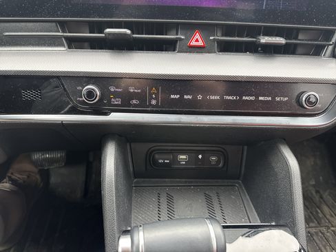 Used 2025 Kia Sportage SX image 25