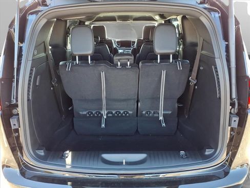 New 2026 Chrysler Pacifica Select image 5