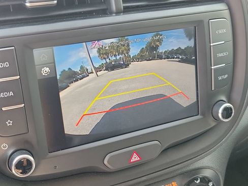 Used 2025 Kia Soul LX w/ LX Technology Package FWD image 23