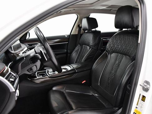 Used 2022 BMW 740i xDrive w/ Premium Package image 16