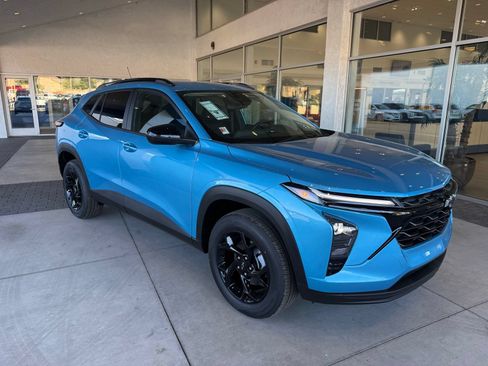 New 2026 Chevrolet Trax LT w/ Midnight Edition FWD image 3