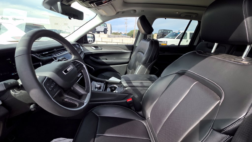 Used 2023 Jeep Grand Cherokee 4WD 4xe w/ Luxury Tech Group II image 11