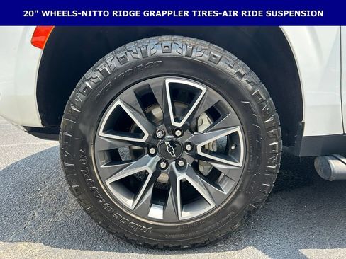 Used 2022 Chevrolet Suburban Z71 w/ Z71 Off-Road Package AWD/4WD image 11