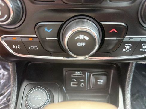 Used 2016 Jeep Cherokee Latitude w/ Safety/Convenience Group AWD/4WD image 31
