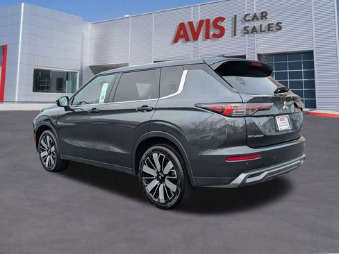 Used 2025 Mitsubishi Outlander SE image 9