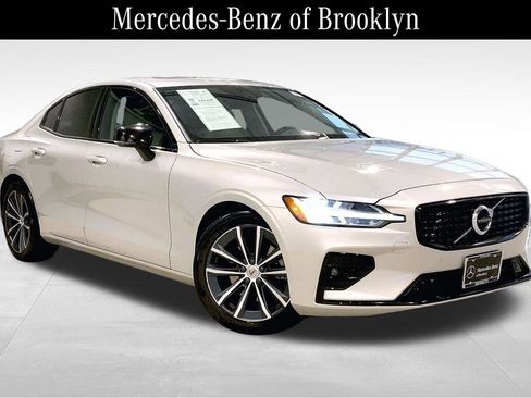Used 2021 Volvo S60 T5 Momentum image 1