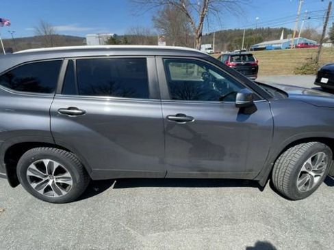 Used 2023 Toyota Highlander XLE AWD/4WD image 9