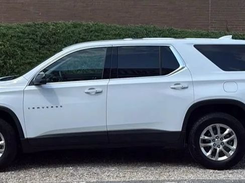Used 2021 Chevrolet Traverse LS FWD image 2