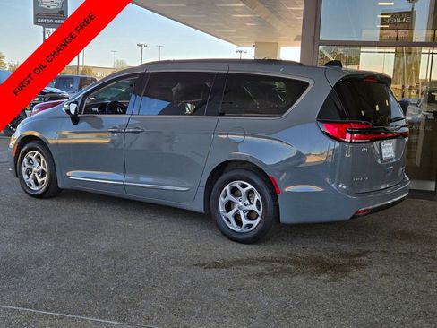 Used 2023 Chrysler Pacifica Limited FWD image 3