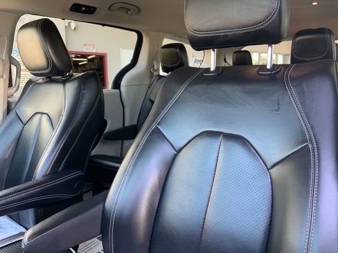 Certified 2023 Chrysler Pacifica Touring-L FWD image 18