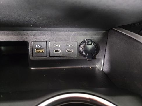 Used 2023 Toyota Highlander L image 25