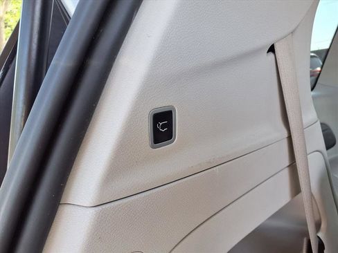 Used 2023 Chrysler Pacifica Touring-L FWD image 32