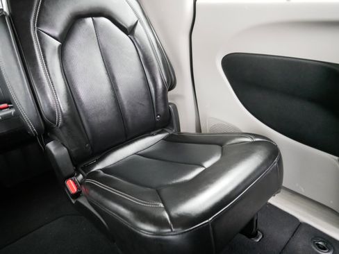 Certified 2024 Chrysler Pacifica Touring-L image 14