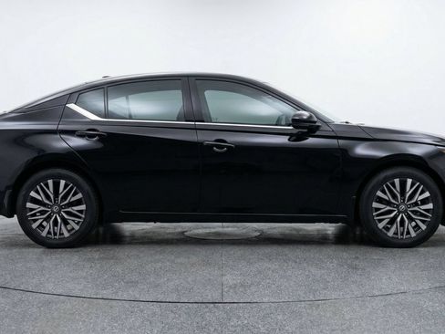 Used 2025 Nissan Altima 2.5 SV FWD image 9