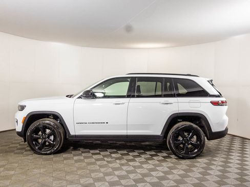 New 2025 Jeep Grand Cherokee Laredo image 12