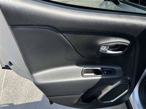 Used 2018 Jeep Renegade Limited w/ UConnect 8.4 Nav Group AWD/4WD image 11