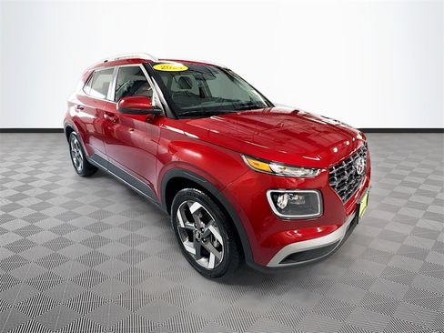 Used 2024 Hyundai Venue Limited image 3