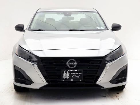 Used 2024 Nissan Altima 2.5 SV AWD/4WD image 5