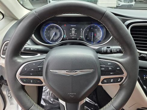 Used 2023 Chrysler Pacifica Touring-L FWD image 27