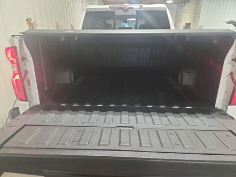 Used 2021 Chevrolet Silverado 1500 High Country w/ Technology Package image 9