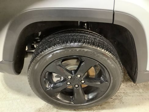 Used 2023 Jeep Grand Cherokee L Laredo image 10