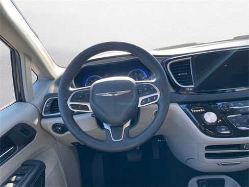 Used 2023 Chrysler Pacifica Touring-L image 12
