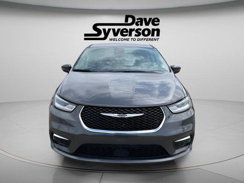 Used 2023 Chrysler Pacifica Touring-L image 2