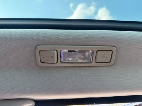 Used 2017 Land Rover Range Rover Evoque SE Premium image 30