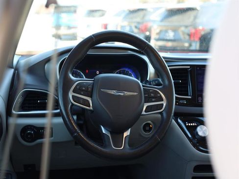 Used 2017 Chrysler Pacifica Touring-L Plus w/ Tire & Wheel Group image 9