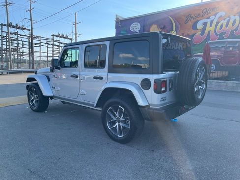 Used 2024 Jeep Wrangler Unlimited AWD/4WD image 3