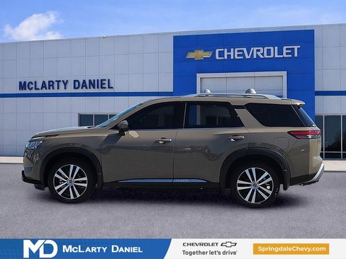 Used 2024 Nissan Pathfinder Platinum w/ Cargo Package FWD image 3