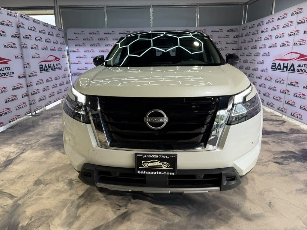 Used 2024 Nissan Pathfinder SL AWD/4WD image 2
