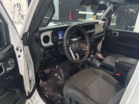 Used 2024 Jeep Wrangler Unlimited Sahara AWD/4WD image 11