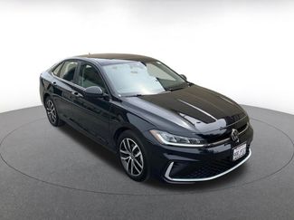 Used 2025 Volkswagen Jetta SE video 1