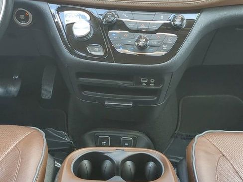 Used 2017 Chrysler Pacifica Limited image 18